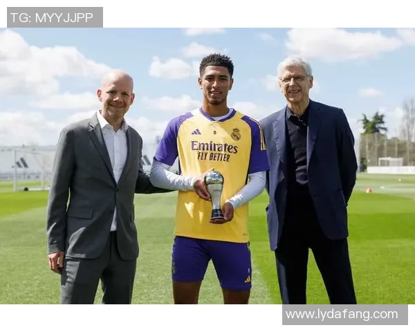 足球球星领奖时由谁主持颁奖仪式和颁发奖杯的幕后故事