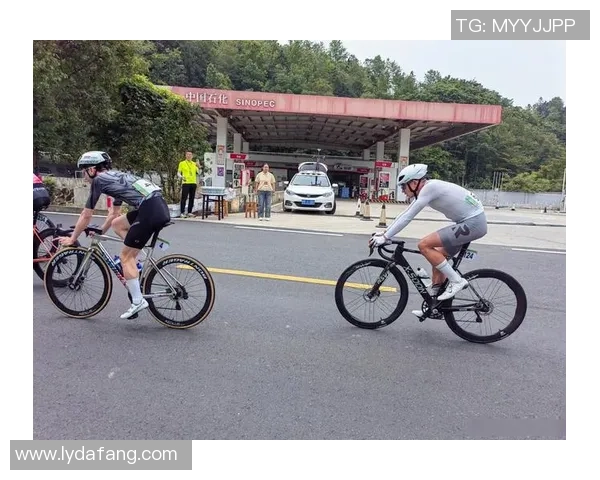骑行风采：探索足球球星的自行车之旅